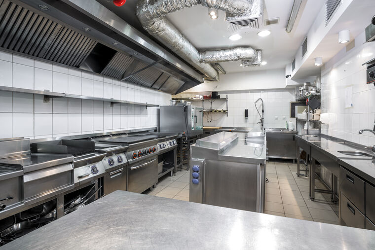 Cocina industrial con trampa de grasa